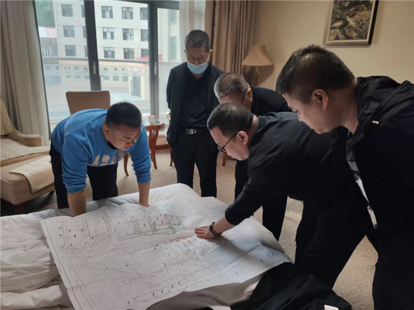 山東科技大學(xué)實(shí)用礦山壓力研究中心主任石永奎教授、郝建博士應(yīng)邀赴龍煤雙鴨山礦業(yè)集團(tuán)進(jìn)行技術(shù)交流